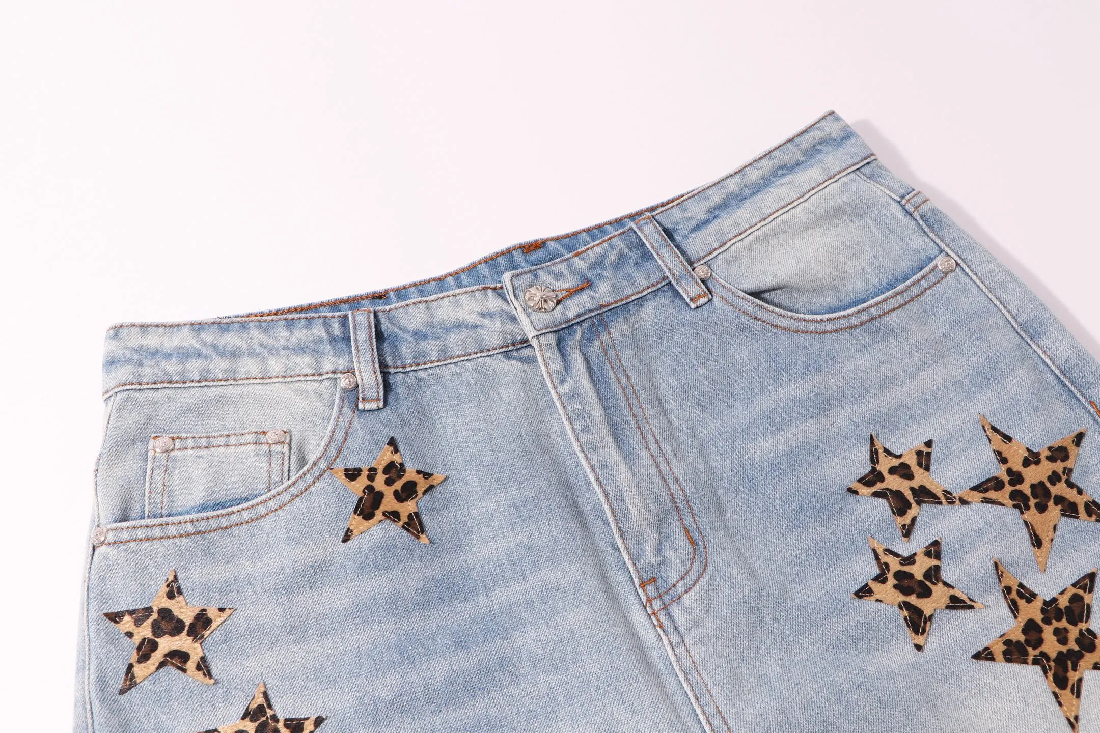 P250 Style number: H42 Croxin & 𝐂𝐡𝐫𝐨𝐦𝐞 𝐇𝐞𝐚𝐫𝐭 ss25 blue star leopard print leather denim workwear logging pants. Styles with different washed textures are very friendly to people with thin legs. The slightly flared version perfectly modifies the leg shape. The timeless and moderate length makes it easy to match and match. It is the basis for various styles and is a must-have in your wardrobe! The fabric is stiff but also makes the upper body soft without losing texture. The washing process is even more perfect. It is a must-have item for everyone! ! ! Washed wheat, hang tag, pants label, three labels complete Color: blue Size: 30-32-34-36